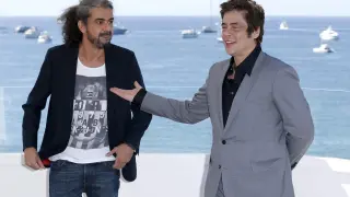 El director de cine español Fernando León de Aranoa (i) y el actor puertorriqueño Benicio del Toro