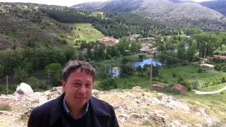 El candidato del PP a la Alcaldía de Soria, Adolfo Sainz, con el río Duero de fondo