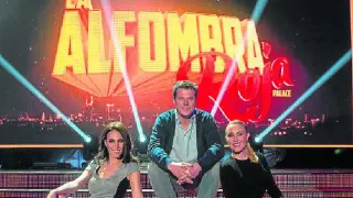 Los presentadores de 'La Alfombra Roja Palace', Nerea Garmendia, Jota Abril y Berta Collado.