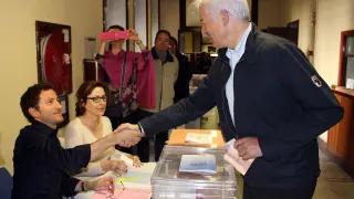 Eloy Suárez, depositando su voto en su colegio electoral, en el edificio de la CHE en el paseo de Sagasta