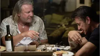 Ray Winstone y Sean Penn, en la escena en la que beben Enate.