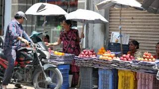 Vendendores ambulantes se protegen del calor.
