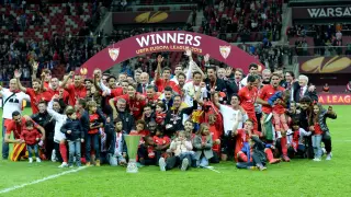 El Sevilla revalidó su título de la Liga Europa al ganar 2-3 al Dnipro.