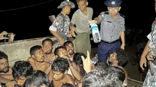 Inmigrantes en una embarcación en Rakhine
