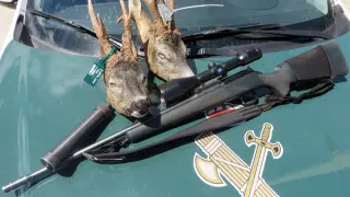 Cabezas de corzo, rifle de caza y silenciador interceptados en una operación de furtivismo