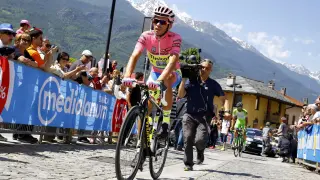 Contador salva la maglia rosa tras sobreponerse a una crisis