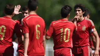 Vallejo, con el brazalete de capitán, celebra un gol de la sub-19