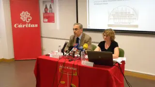 El director de Cáritas Zaragoza, Jaime Sanaú, y la secretaria general, Cristina García