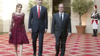 Los Reyes junto a Hollande este martes en París