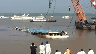 Enderezan el buque hundido en el río Yangtsé para poder acceder a su interior