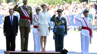 Los reyes Felipe y Letizia, en su debut como Reyes en el Día de las Fuerzas Armadas, hace cuatro años.
