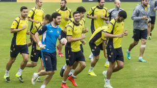Los jugadores del Real Zaragoza, durante el entrenamiento de ayer