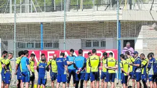 La plantilla del Real Zaragoza, reunida al comienzo del entrenamiento de ayer.