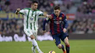 El aragonés Luso Delgado disputa un balón con Messi esta temporada