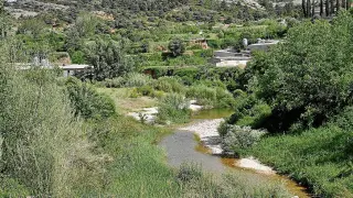 Varias granjas asoman entre la vegetación junto al cauce del río Matarraña en Beceite. javier de luna