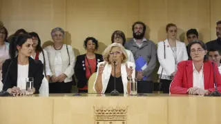 Manuela Carmena, con Rita Maestre (izquierda), en la reunión tras la primera junta del nuevo Ayuntamiento de Madrid.