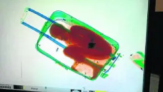 Imagen de Abou dentro de la maleta, detectada por el escaner.