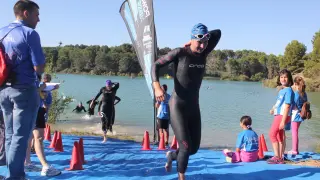 Ana Revilla saliendo del segmento de natación desarrollado en el pantano de San Juan del Flumen.