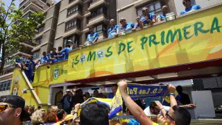 Los jugadores de Las Palmas reciben el cariño de su afición