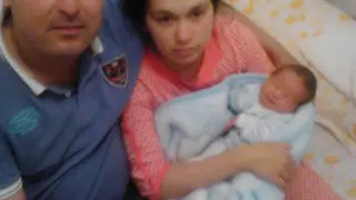 Los padres junto al recién nacido.