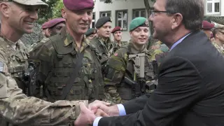 El secretario de Estado de Defensa de EEUU, Ashton Carter, saluda a soldados alemanes