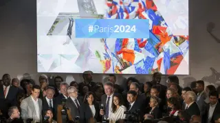 La alcaldesa de París, Anne Hidalgo (centro), asiste al anuncio de la candidatura de París a los Juegos Olímpicos de 2024 .