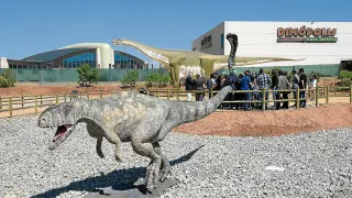 Dinópolis muestra una réplica de 30 metros de longitud del dinosaurio más grande de Europa