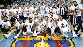 Los jugadores del Real Madrid posan con el trofeo tras proclamarse el equipo campeón de la Liga Endesa.