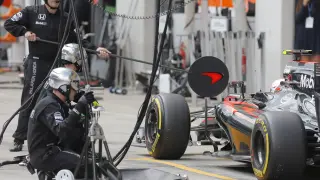 Varios integrantes del grupo de mecánicos de McLaren.
