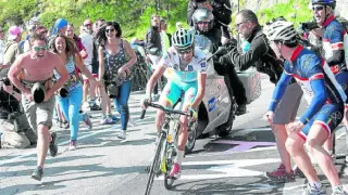 El italiano Fabio Aru, del equipo Astana, compite en la decimonovena etapa del Giro de Italia.
