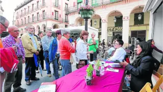 Los lectores oscenses aguardan su turno para conseguir la firma de Rosario Raro en los ejemplares del libro 'Volver a Canfranc'.