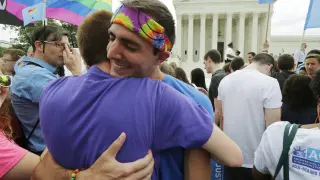 Dos gays celebran la decisión del Supremo de legalizar los matrimonios entre homosexuales en todo EE. UU., este viernes en Washington.