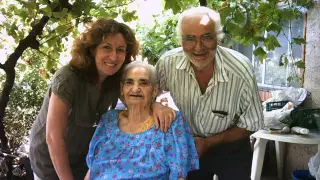 La doctora Pilar Lázaro, junto a Lola (paciente) y Pascual (su hijo y cuidador), en el domicilio de ambos, en Illueca.