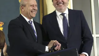 Iñigo Méndez de Vigo (d) recibe de José Ignacio Wert (i), la cartera como nuevo ministro de ministro de Educación, Cultura y Deporte.