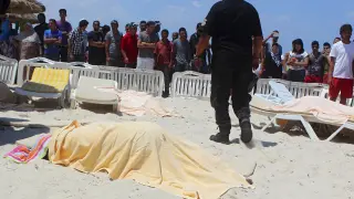 El cuerpo de uno de los turistas asesinados en el atentado de Túnez.