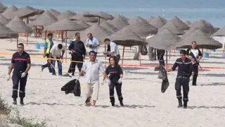 La policía en la playa de Sousse, en Túnez, tras el atentado