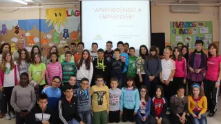 Foto de familia de alumnos, profesores y trabajadoras comarcales en el colegio de Sariñena.