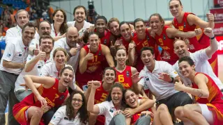 La selección española de baloncesto femenino celebrando el bronce