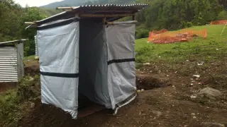 Letrina en un campamento de Nepal