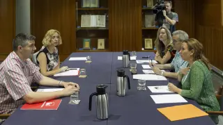 Representantes de Izquierda Unida y PSOE en una reunión para apoyar la investidura de Javier Lambán.