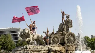 Mujeres de Femen protestan desnudas en la fuente de Cibiles contra la 'ley mordaza', este miércoles.