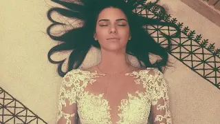 Kendall Jenner luciendo un vestido del diseñador Zuhair Murad.