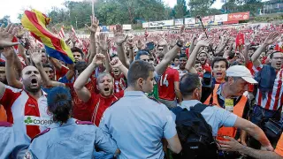 Aficionados del Girona, durante sus protestas del domingo sobre el césped de Montilivi.