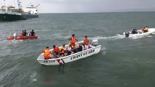 Varios miembros del equipo de rescate tras el naufragio frente al puerto de Ormoc.
