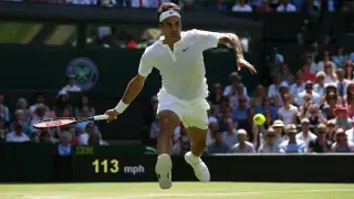 Roger Federer durante una jugada contra Samuel Groth.