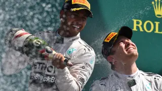 Lewis Hamilton celebra la victoria sobre Nico Rosberg