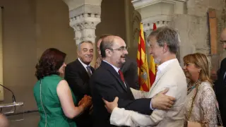 El alcalde de Zaragoza, Pedro Santisteve, felicita a Javier Lambán.