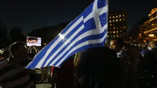 Defensores del 'no' ondean la bandera griega en Atenas.