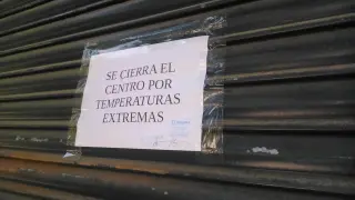 El Centro Cívico Tío Jorge echa la persiana como protesta por las altas temperaturas del centro.