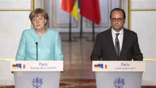 Merkel y Hollande durante la rueda de prensa tras su encuentro en el palacio Elíseo en París.